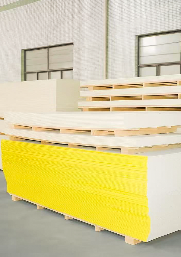 Plint van houtfineer wandpanelen